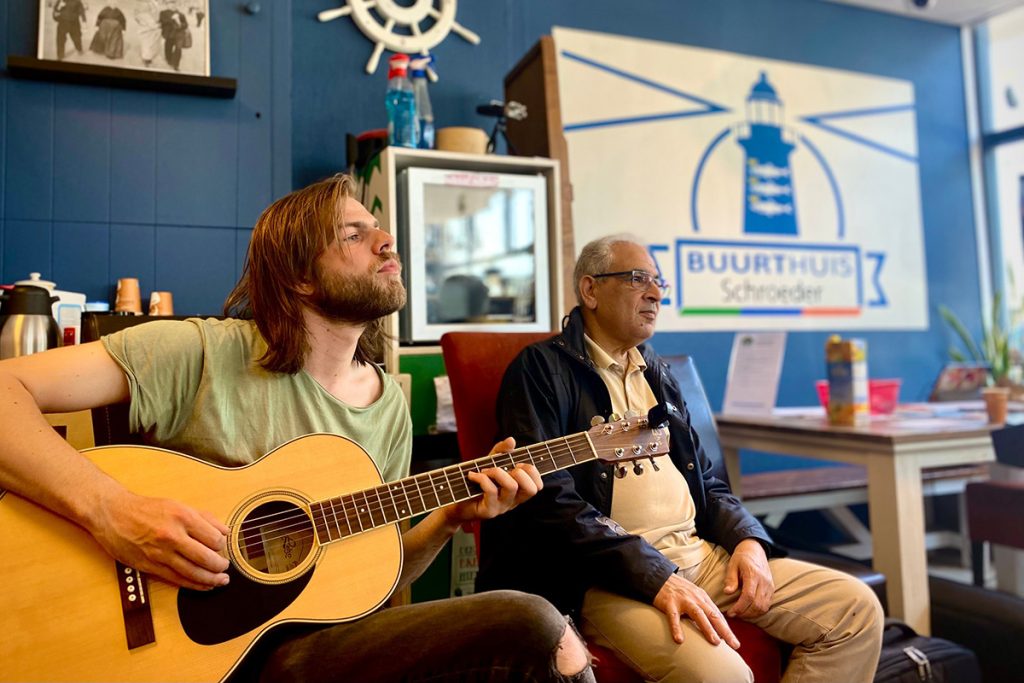 Optreden van een gitarist in Schroeder buurthuis Westduinweg in Scheveningen